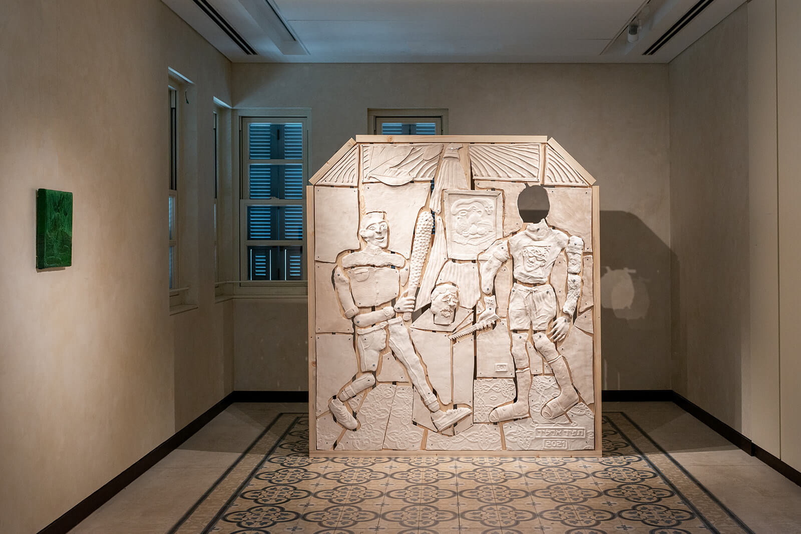 Tamir Erlich, Riot in the gallery, 2021, ceramics, wood, sandbags<br />
Photography: Neta Cones