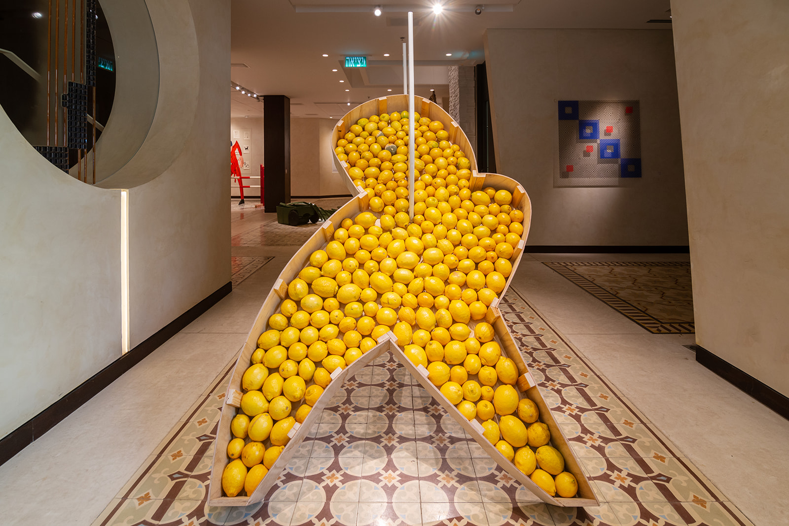 Chen Flamenbaum, Figure no 5, 2022, stainless steel, plywood and 60 kg of fresh lemons, 125X200X250 cm<br />
Photography: Neta Cones