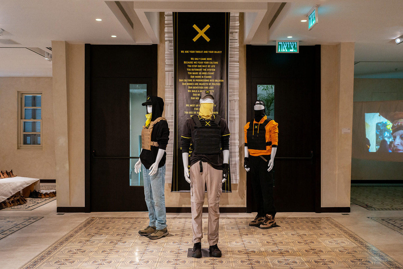 Penina Simkovitz, Manifesto X, 2022, mixed media installation: male display mannequin, found objects, banner<br />
Photography: Neta Cones