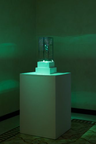 ניב פרידמן, גנבי הזיכרון, וידיאו ופסל מאלומיניום, זכוכית וכונן קשיח<br />
צילום: מיכאל צור
