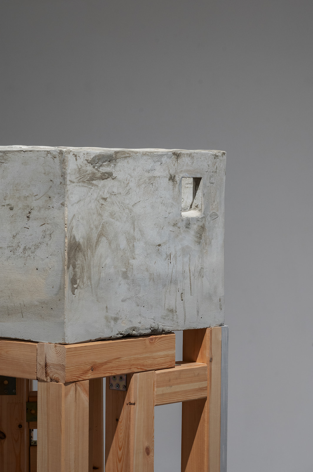 Mina Reingold, Hevel, 2022, concrete, metal, wood, ceramic, 70×60×140<br />
Photography: Kira Kletsky