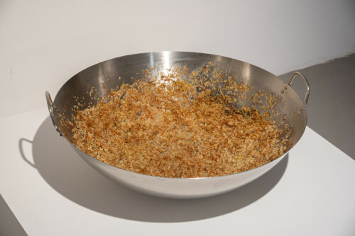 Faten Abo Ali, The Third Home, 2022, installation with readymades: pot, rice, 90×90 cm; heating pillow, rice, 25×15 cm<br />
Photography: Kira Kletsky