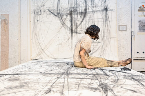 Doaa Bsis, The Life of a Charcoal Chalk, 2021 charcoal on canvas and performance<br />
Photography: Shahar Tishler