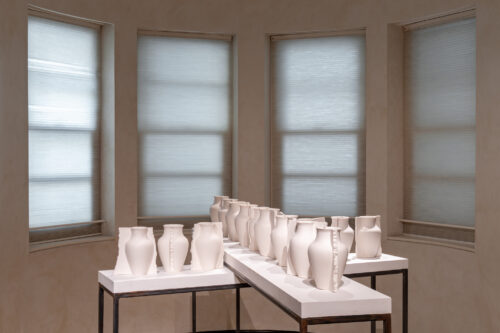 Noam Kisch, Broken Vessel, 2024, sculptural installation, porcelain, metal and plaster boards, variable dimensions<br />
In collaboration with the designer Yuval Ayali<br />
Photography: Daniel Hanoch