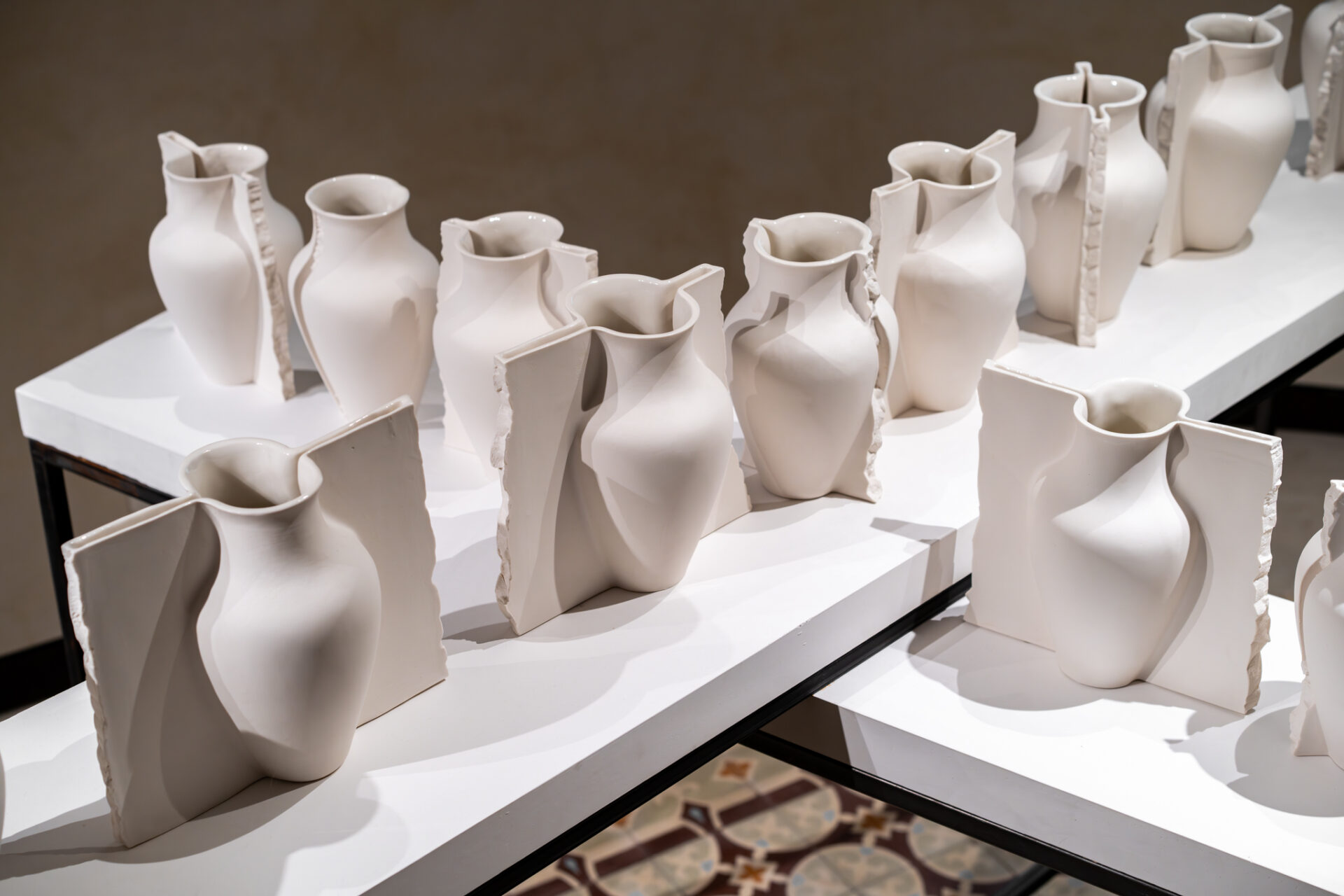 Noam Kisch, Broken Vessel, 2024, sculptural installation, porcelain, metal and plaster boards, variable dimensions<br />
In collaboration with the designer Yuval Ayali<br />
Photography: Daniel Hanoch