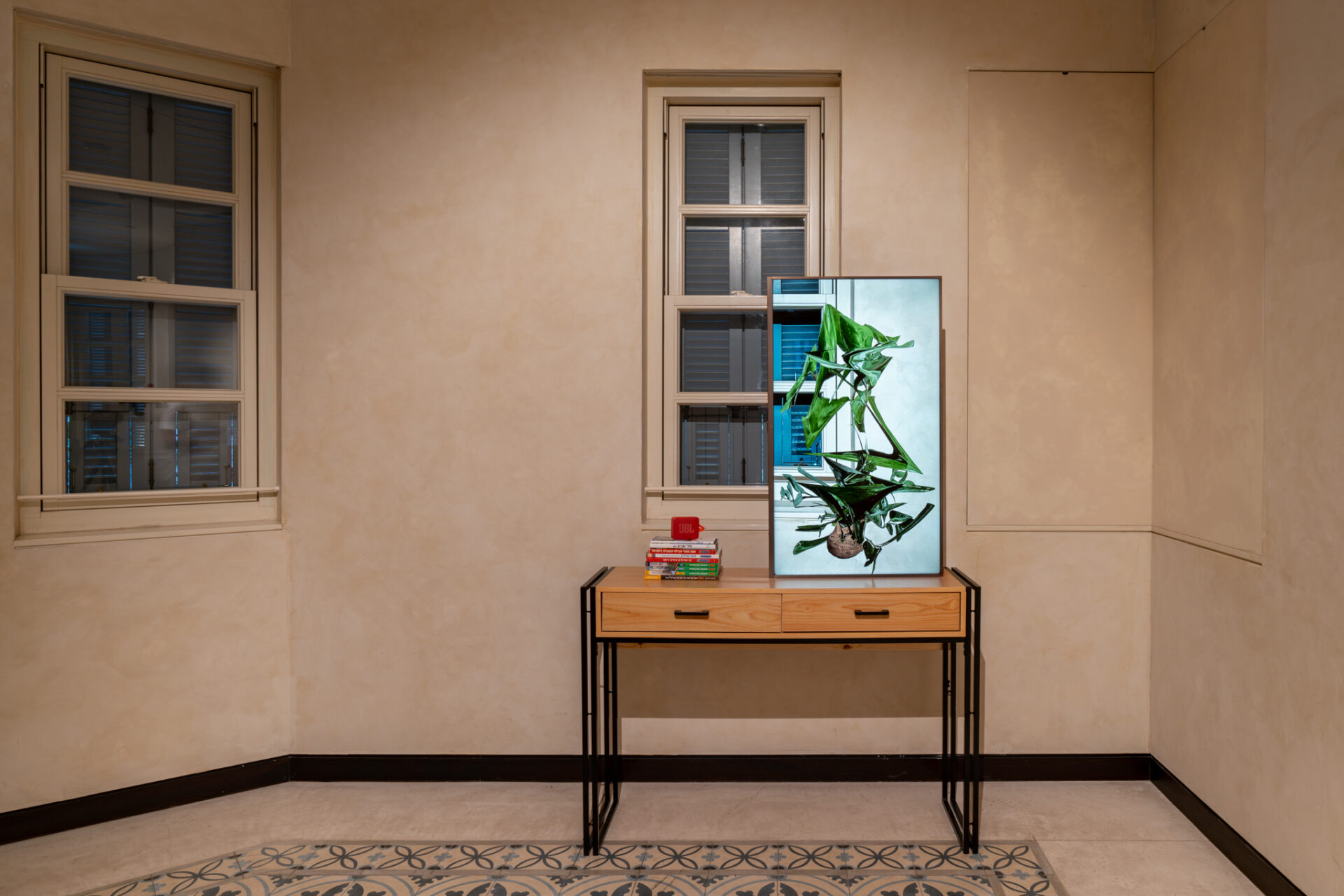 Lital Mondrer, Magical Day, 2024, video and sound installation, 35×81×120 cm<br />
Photography: Daniel Hanoch