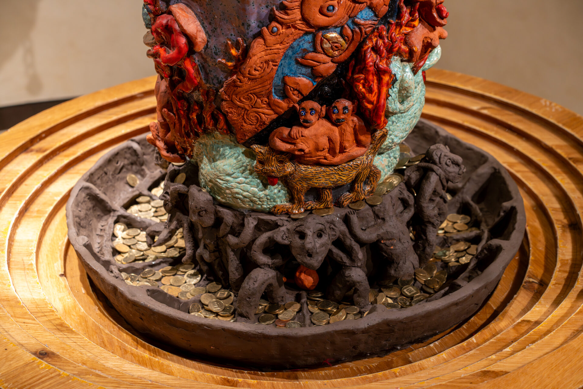 Chen Flamenbaum, The Cherry on the Cake, detail, 2024, ceramics, 120×120×220 cm<br />
Photography: Daniel Hanoch