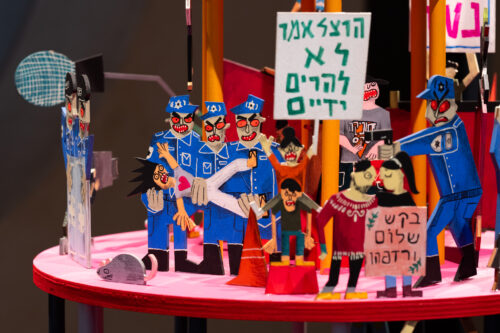 יפית קורולפ, מרד ושעשועים, פרט, 2025, מיצב עץ מאויר ומנוע<br />
צילום: דניאל חנוך